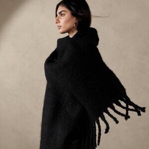 Banana Republic Boucle Scarf NWT black scarf with fringe